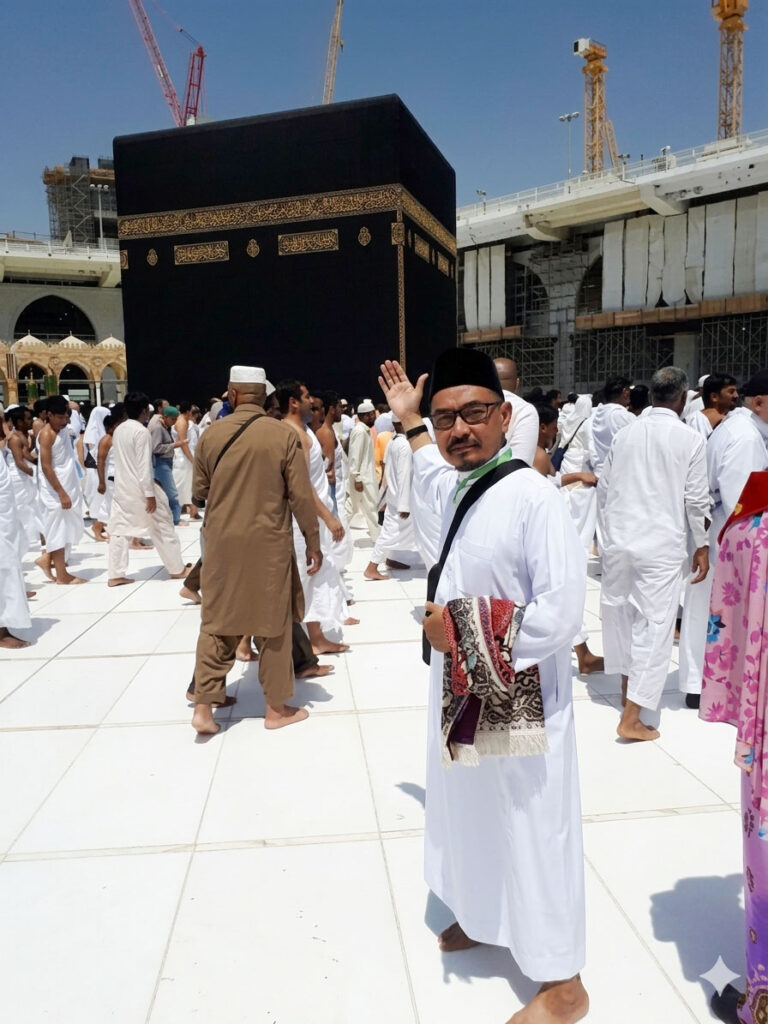 Kus Bram di depan Ka’bah saat ibadah umroh